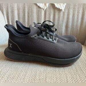 Flux Adapt Runner. Wide toe box, zero-drop sole. Size 10.5 women’s or 9 men.